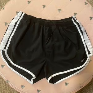 NIKE ATHLETIC SHORTS - MEDIUM